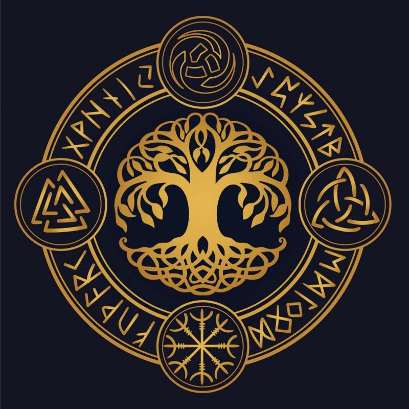 Vor schwarzem Hintergrund ist in goldener Farbe ein Runen Rad aufgezeichnet mit 4 Wikinger Symbolen in den Windrichtungen und dem Baum Yggdrasil , dem Lebensbaum, in der Mitte. Reijk Nilson ist Runenmeister und bietet Runen Deutung und Runen Lesen an.